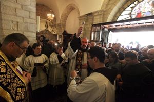 Il Custode di Terra Santa, padre Pierbattista Pizzaballa (al centro) durante una celebrazione nella chiesa di Santa Caterina a Betlemme (foto Ansa)
