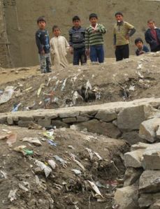 Bambini di strada alla periferia di Kabul (ph Romina Gobbo)