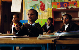 Piccoli alunni di una scuola per sordomuti di Addis Abeba usano il linguaggio dei segni per interagire con la maestra (foto A. RICHTER/AURORA PHOTOS/CORBIS)