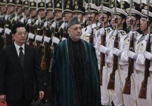 Hamid Karzai ( a destra) durante la visita ufficiale a Pechino (Reuters)