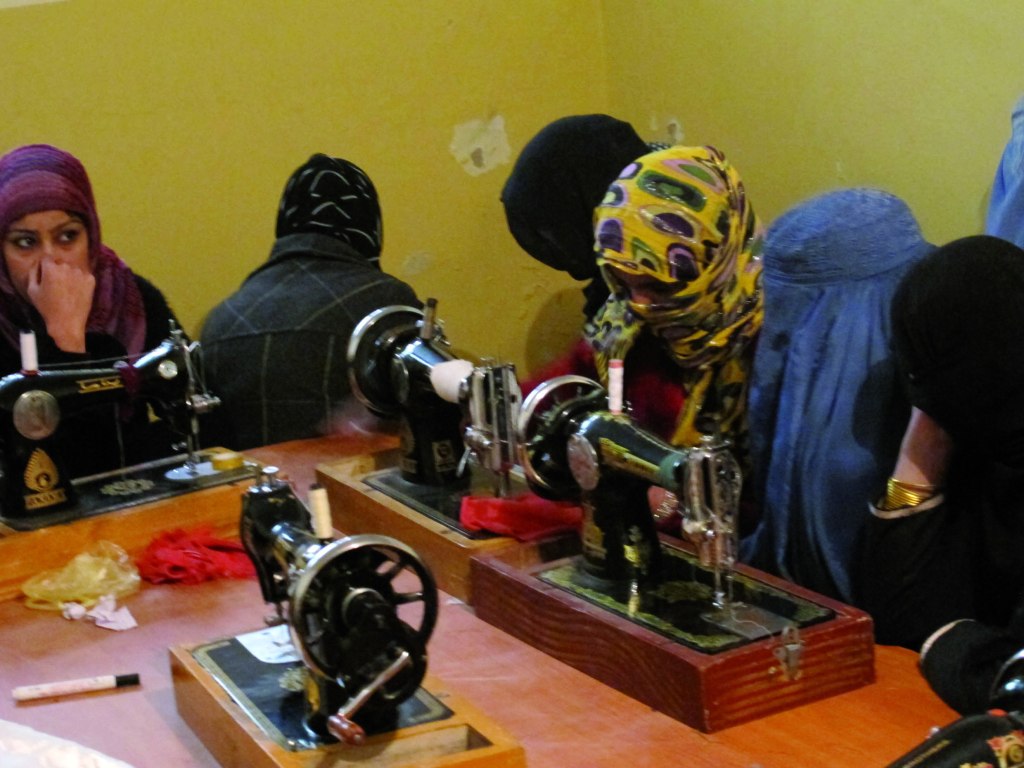 Kabul. Ragazze al lavoro di cucito
