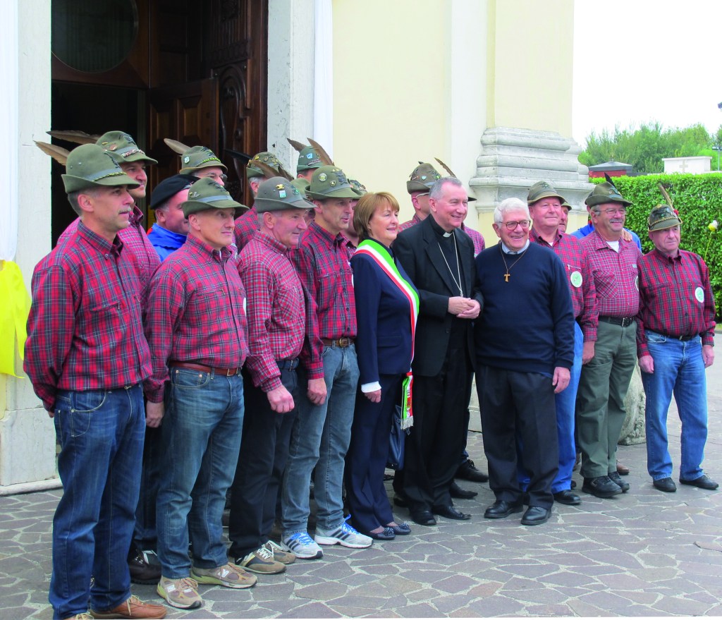 Foto di gruppo con gli alpini per mons. Pietro Parolin, al centro, tra il parroco di Longa-Schiavon, don Luigi Chemello, e il sindaco Mirella Cogo (ph Romina Gobbo)