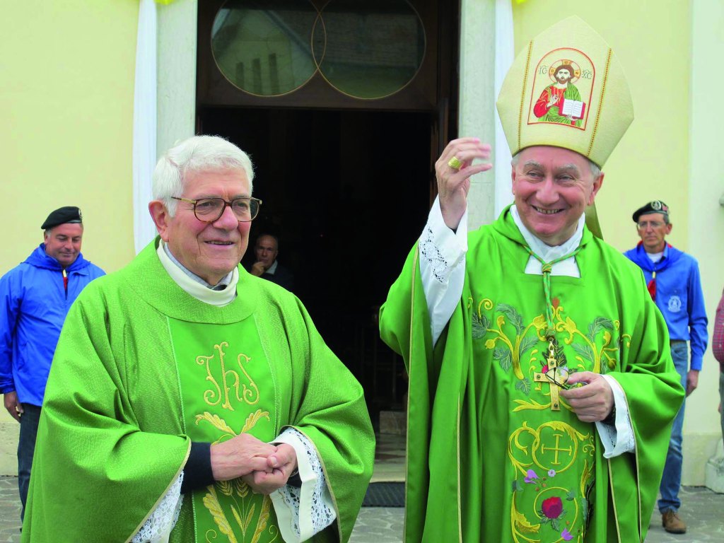 Mons. Pietro Parolin con don Luigi Chemello, parroco di Schiavon (ph Romina Gobbo)
