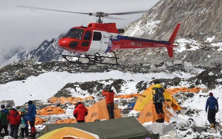 Il campo sull’Everest – Portati in salvo con gli elicotteri i 170&nbsp;alpini