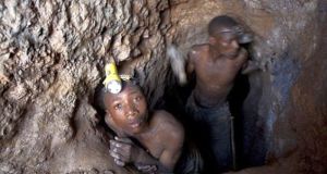 29coltan-estrazione-con-bambini-bd_1384711