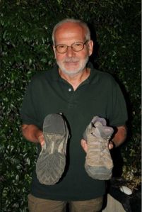 Giovanni Bruttomesso mostra le scarpe con le quali ha camminato da Canterbury a Gerusalemme