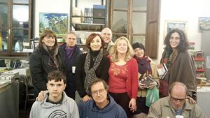 Un gruppo di volontari della libreria. In copertina: un incontro culturale all'interno della sede