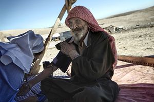Una delle missionarie comboniane assiste un beduino a Betania, in Palestina. In copertina: suor Alicia Vacas Moro con alcuni dei bambini a cui faceva scuola prima che il muro costruito da Israele ne impedisse la frequenza