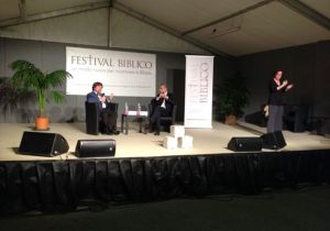 Luca Mercalli, a sinistra, durante la lectio magistralis al Festival Biblico (ph R. Gobbo)
