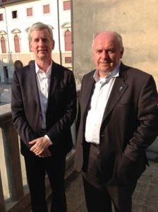 Monsignor Roberto Tommasi (a sinistra) e don Ampelio Crema