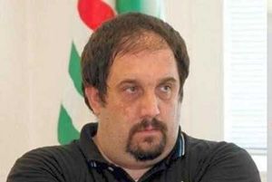 Don Davide Schiavon, direttore della Caritas di Treviso. In copertina: le proteste dei residenti a Quinto di Treviso