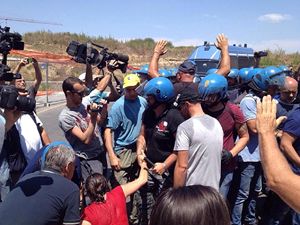 Un momento della protesta anti immigrati a Casal San Nicola, a nord di Roma