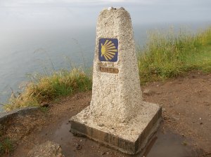 Cammino Fisterra-Muxia. In copertina, Francisco Sancho con le sue scarpe