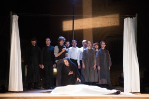 Il cast al completo. Nella foto di copertina, Maria (Lina Sastri) china sul figlio morto (Jacopo Venturiero)