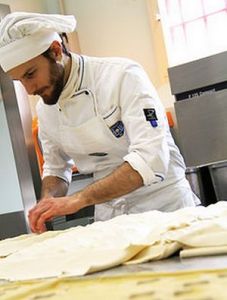 Uno dei 25 artigiani pasticceri che lavorano con l'Officina Giotto, guidati da 5 maestri pasticceri