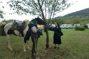 La superiora generale delle Dorotee saluta i cavalieri alla partenza