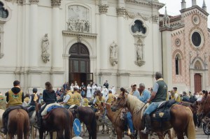 I cavalieri davanti alla Basilica di Monte Berico. In copertina, la partenza da Brendola, casa madre della santa Bertilla Boscardin