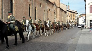 I cavalieri arrivano al Vescovado affiancando la Cattedrale