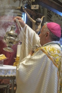 Mons. Adelio Pasqualotto. In copertina. Il vescovo di Vicenza, Beniamino Pizziol, Pasqualotto e il vicario episcopale emerito dei Latini, in Siria, monsignor Armando Bortoloso