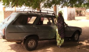 Maty con la vettura (ph Plan Italia)