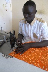 Aprile 2015 - Dakar, Senegal - Ed ecco il sarto al lavoro (ph Romina Gobbo)