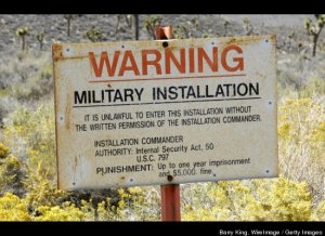 Il divieto di ingresso in Area 51. In copertina: foto dell'area da lontano