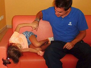 Un operatore gioca con un piccolo ospite