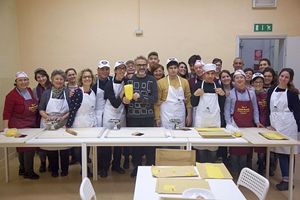Tutto il gruppo - ragazzi autistici e nonne - che partecipano al laboratorio, insieme a Bottura