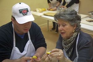 Una delle nonne volontarie, che insegnano a fare i tortellini e gli altri tipi di pasta “secondo tradizione”