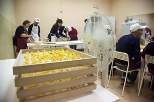 Un momento di lavoro al laboratorio “Il Tortellante”. In copertina: lo chef Massimo Bottura con alcuni dei partecipanti. Bottura e la moglie Lara Gilmore da tempo sostengono l'associazione modenese “Aut Aut” onlus