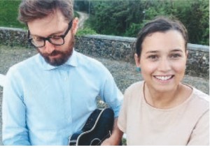 Giuseppe alla chitarra e Anita mentre si prepara a cantare