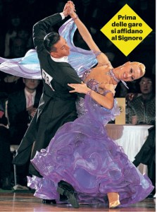 La coppia impegnata in un suggestivo passo di danza