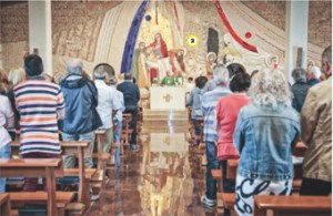 I fedeli davanti al mosaico di padre Rupnik