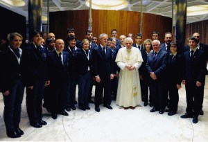 Benedetto XVI con Dussin e la squadra dei suoi collaboratori
