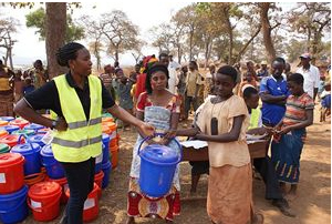 Ndiyokubwayo, profuga burundese fuggita in Tanzania a causa dei disordini in atto nel proprio Paese, riceve il "dignity pack", un kit igienico (saponi, salviette, assorbenti), che Plan International ha distribuito a donne e ragazze per offrire un minimo di agio. In copertina: Mary-Joseph, una giovane donna di 23 anni, che vive in un campo profughi nei pressi dell'aeroporto di Pibor, Stato di Jonglei, Sud Sudan