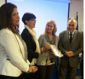 Da sinistra: Mounya Allali e Rachida Adlani, del Fodomi, Forum delle donne marocchine in Italia, che ha ideato il premio letterario “Fatema Mernissi”; Romina Gobbo; Vincenzo Giannetto, presidente Rotary Club di Palermo “Baia dei Fenici”, partener dell'iniziativa, e che ha consegnato il gagliardetto del Rotary