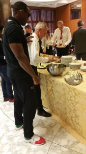 Sergio con un ragazzo non vedente che gli chiede sempre di essere servito da lui