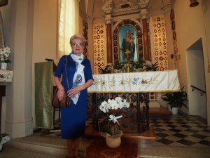 Oliva Zaupa davanti alla statua della Madonna delle Grazie