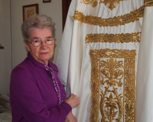 Oliva Zaupa, accanto ad un suo lavoro di riporto