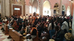 L'assemblea alla messa dell'Epifania in Cattedrale a Vicenza (credits Romina Gobbo)