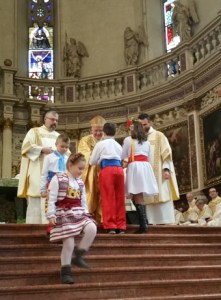 I bimbi portano i doni all'Offertorio (credits Romina Gobbo)