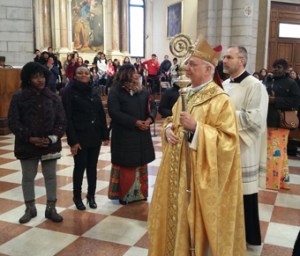 Il vescovo Beniamino Pizziol apre la celebrazione dell'Epifania (credits Romina Gobbo)