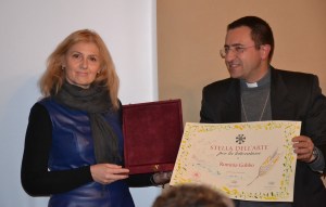 Romina Gobbo premiata dal vescovo mons. Andrea Migliavacca