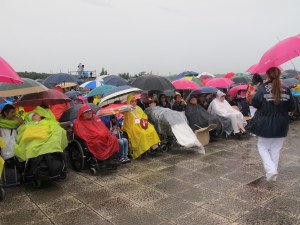In prima fila, come voluto da papa Bergoglio, le persone disabili (foto di Romina Gobbo)
