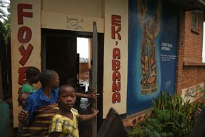 Marveille con altre ospiti di Ek'Abana davanti all'ingresso della comunità (foto di Francesco Cavalli)